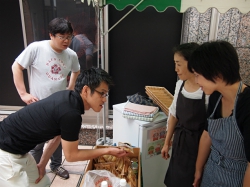 シズオカフォカッチャを品評するメンバー